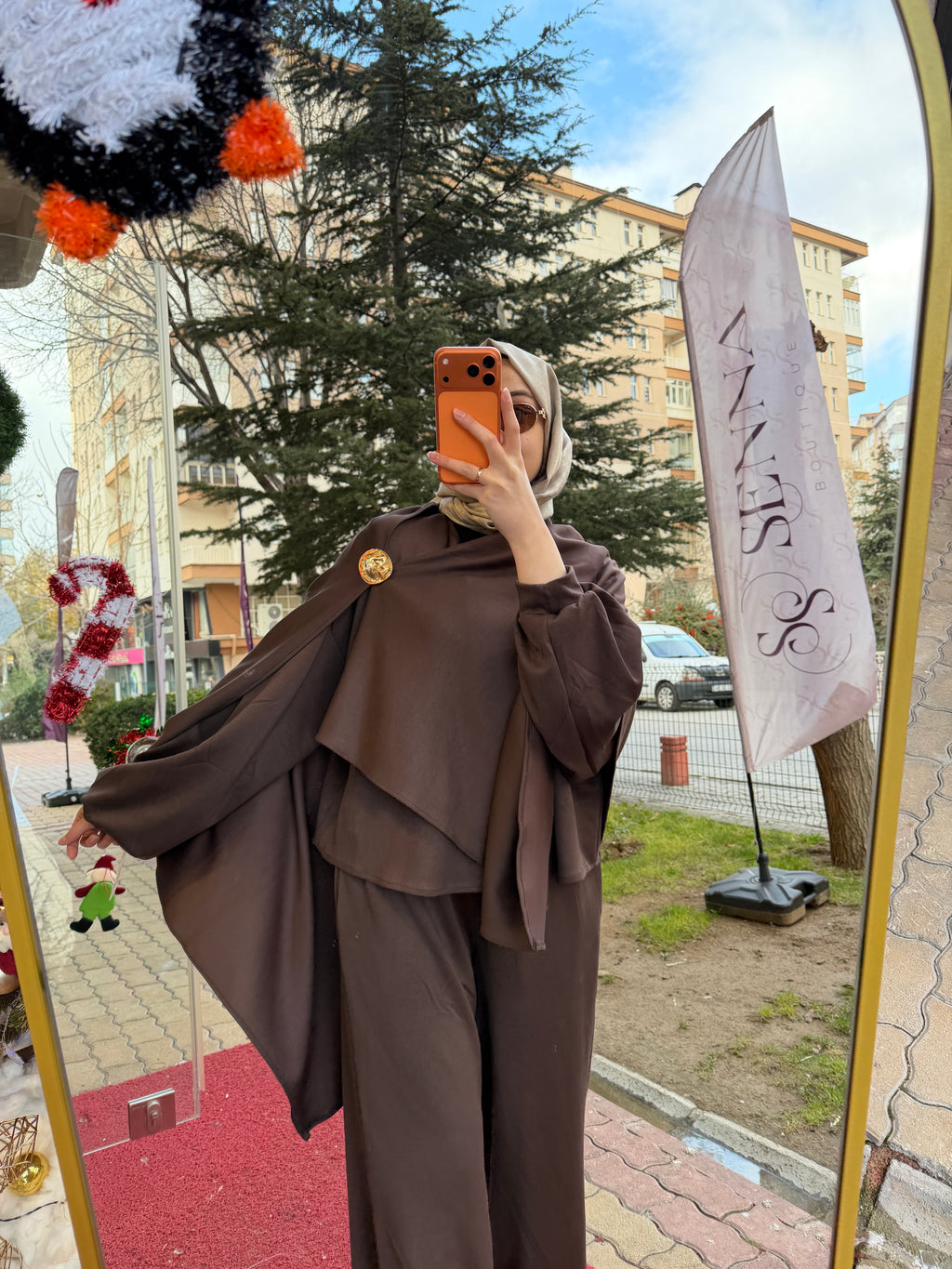 Kahverengi Pelerinli Takım