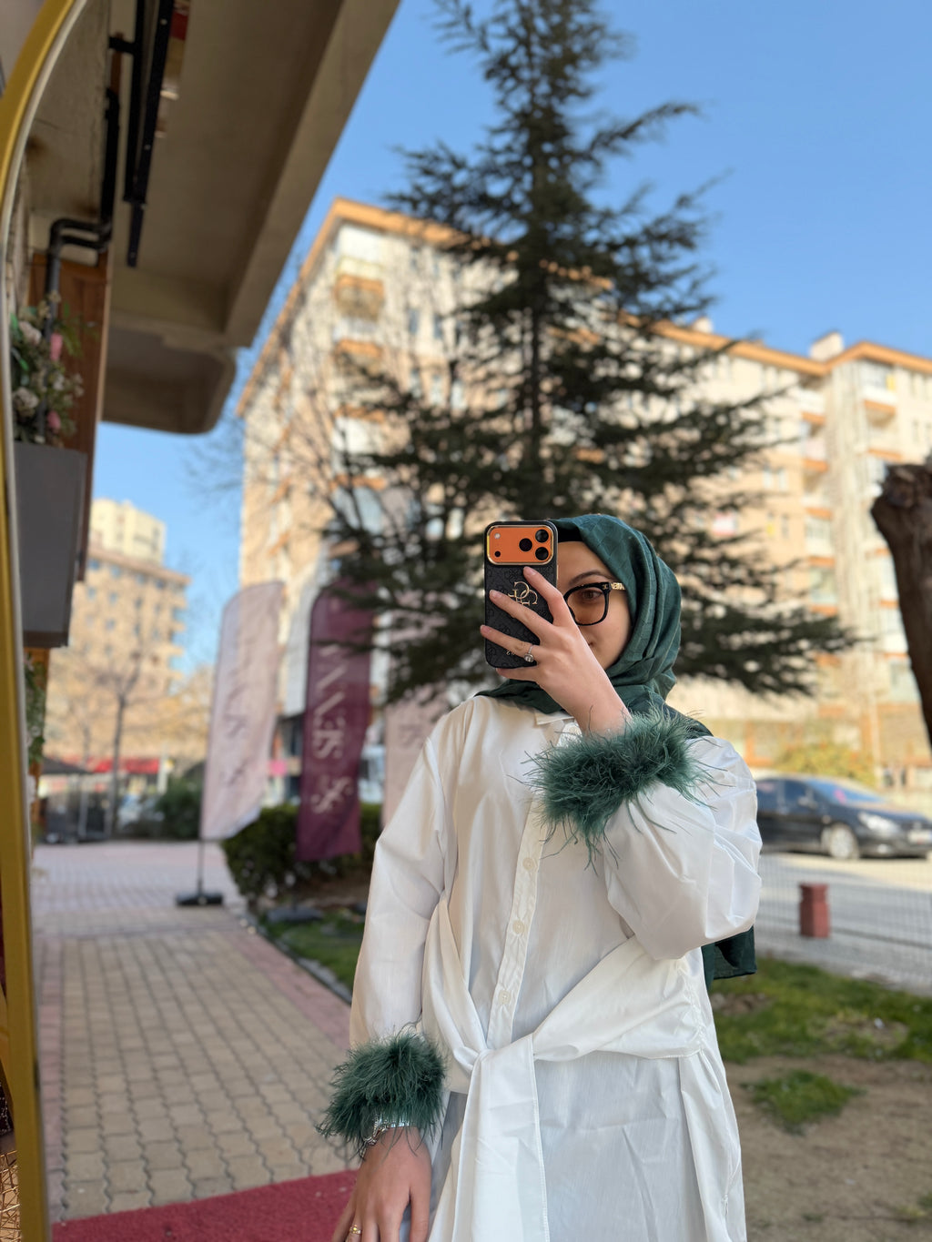 Zümrüt Tüy Detaylı Bağlamalı Gömlek