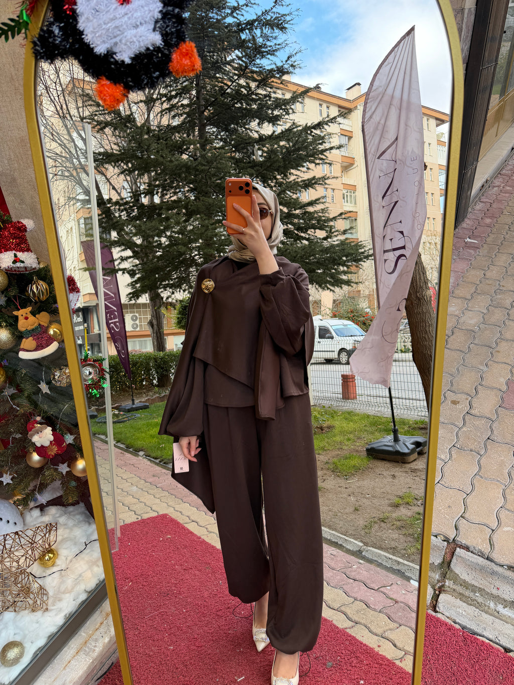 Kahverengi Pelerinli Takım