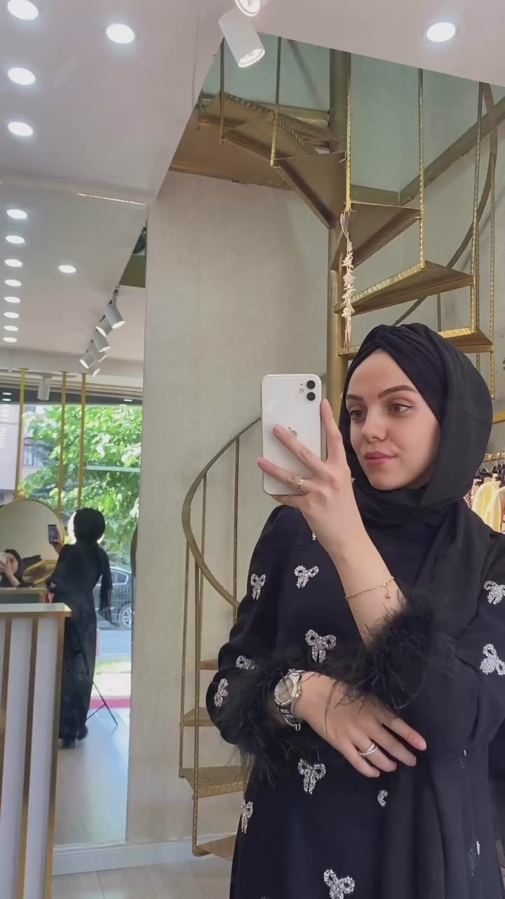 Fiyonk Ve Tüy Detaylı Şık Elbise